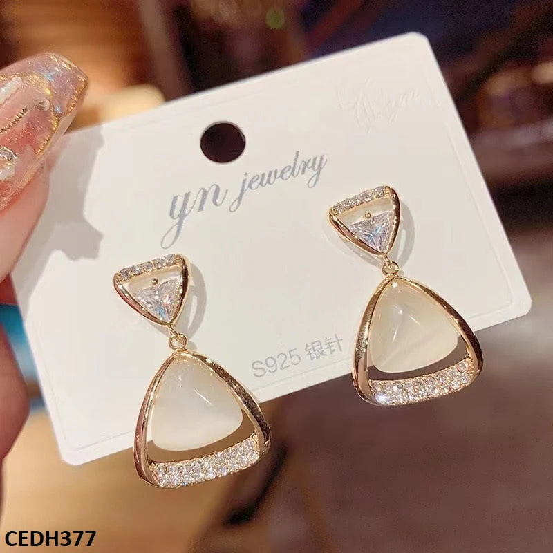 CEDH377 BTO Curved Triangle Drop Earrings Pair - CEDH