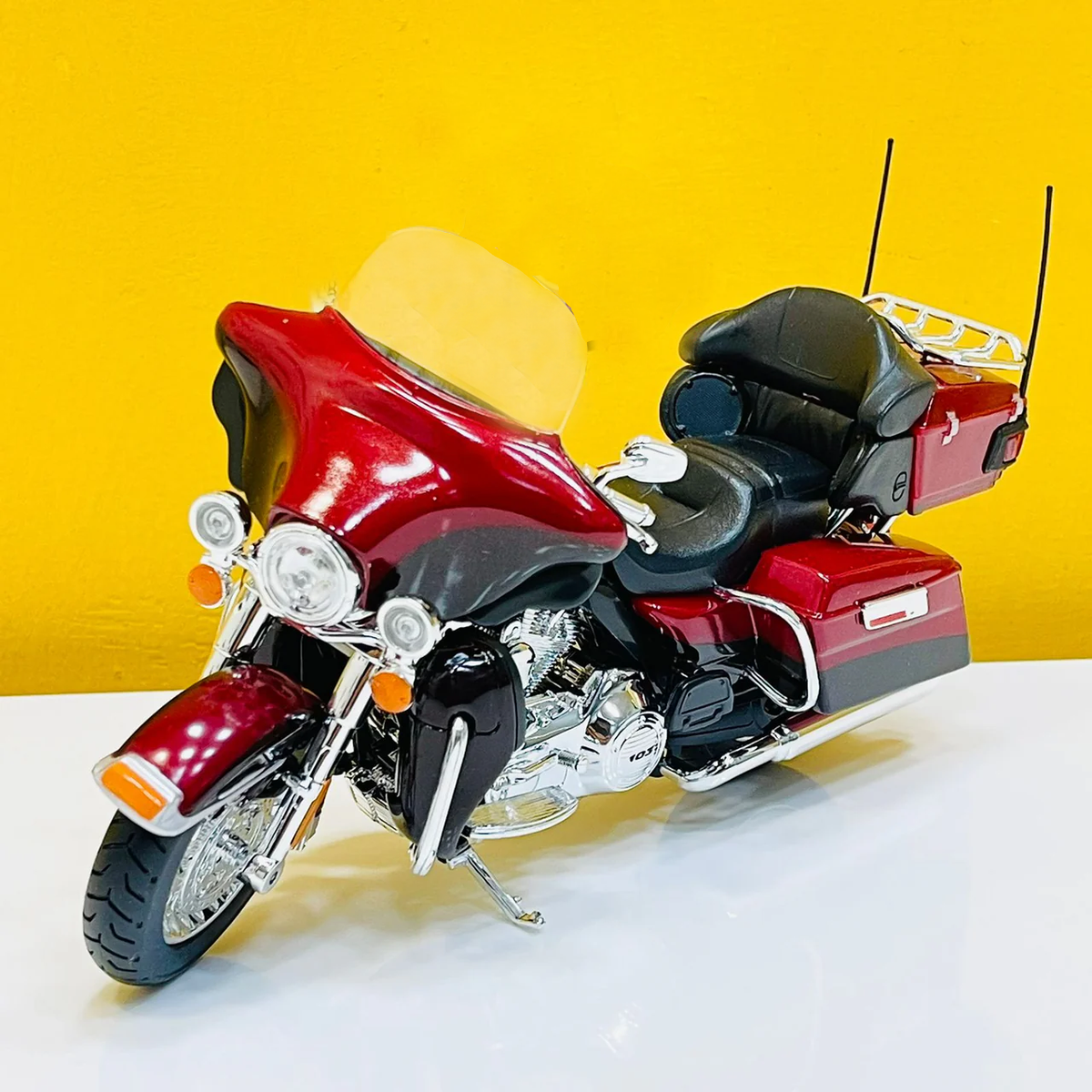 1:12 Harley Davidson 2013 FLHTK Electra Glide Ultra - Limited